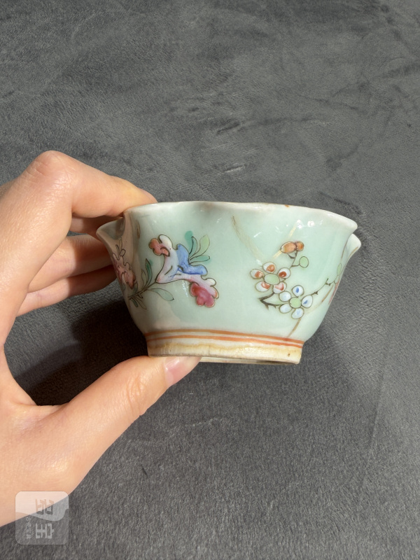 清同治粉青釉粉彩折枝花卉纹荷叶形杯 - 图6